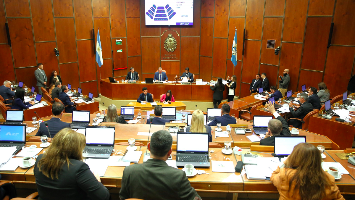 Estalló la campaña en la Legislatura local