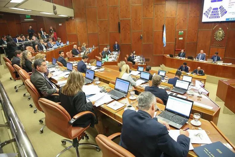 Desensillar hasta que aclare: la política sanjuanina en pausa