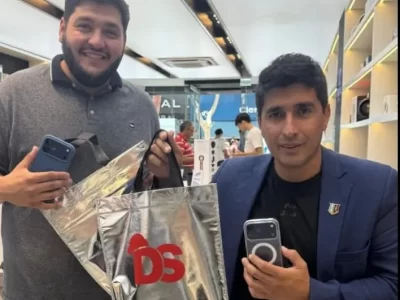 Calingasta: recorte para abajo y lujo para arriba, el intendente posó con dos Iphones 17 Pro Max