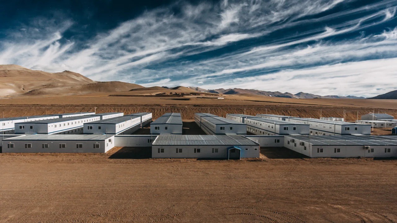 Vicuña asegura que la mina opera con normalidad, pero utiliza el Corredor Norte como camino