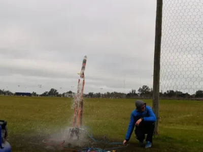 De San Juan al cielo: dos estudiantes lanzan un cohete y sueñan con llegar más lejos